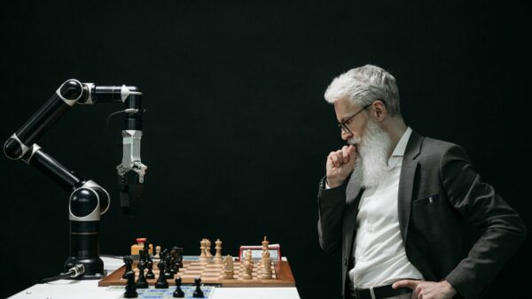 Wat voor strategische keuzes zal de dienstverlenende sector moeten maken tussen AI (artificiële intelligentie) en het menselijk kapitaal ?